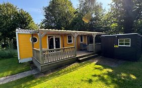 Ruime 5-Persoons Chalet Aan Het Bergumermeer